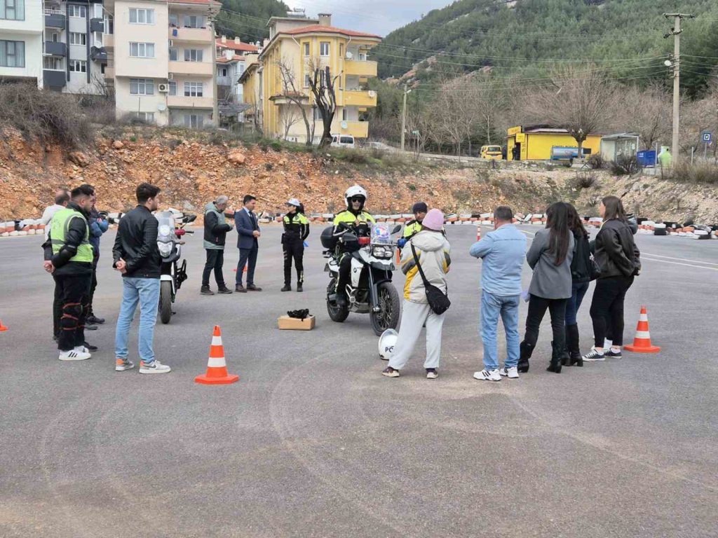 ‘Kaskom Kaskınız Güvenceni̇z Projesi̇ Eği̇ti̇mleri̇ Devam Edi̇yor