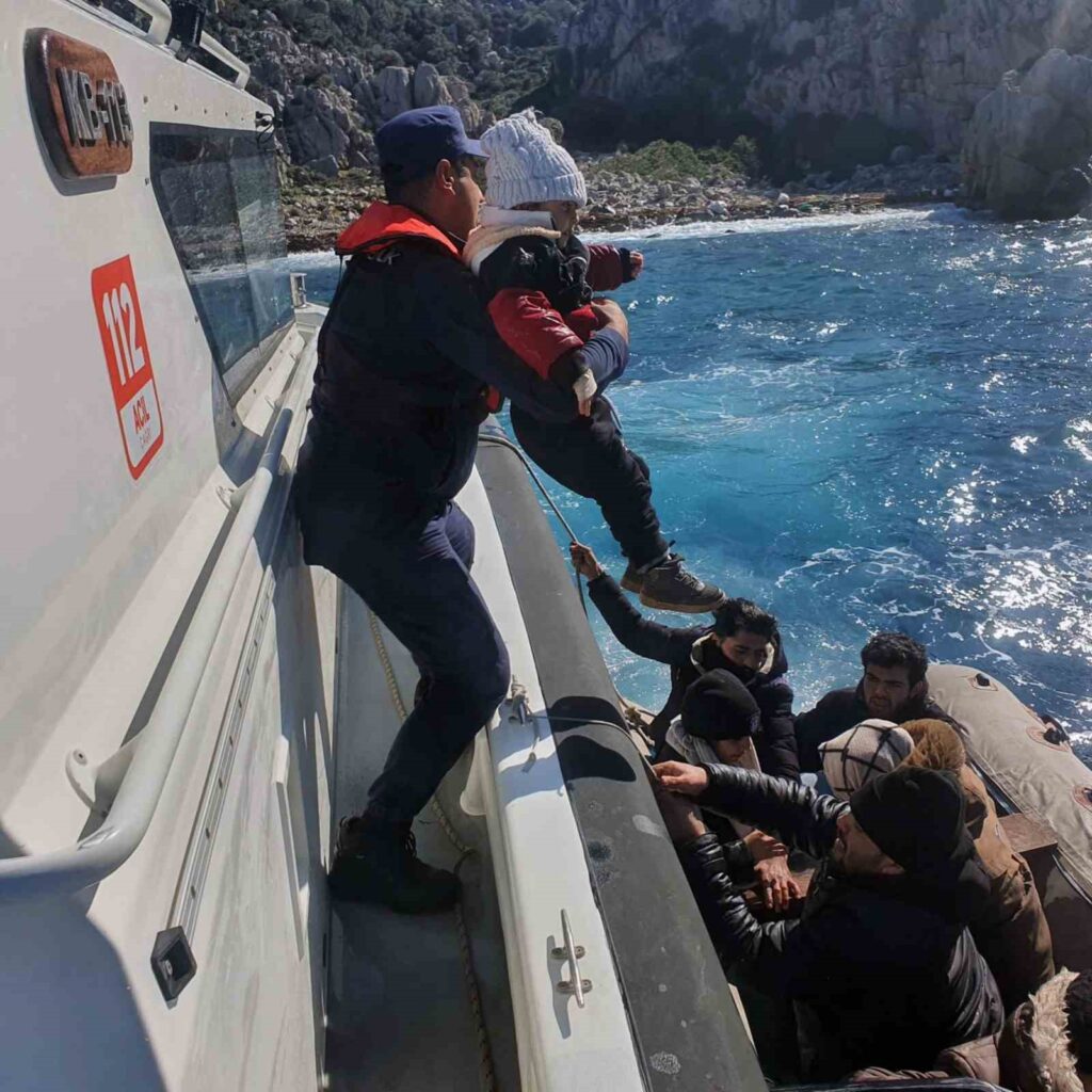 Marmari̇s Taşlıcada 3Ü Çocuk 13 Düzensi̇z Göçmen Kurtarıldı