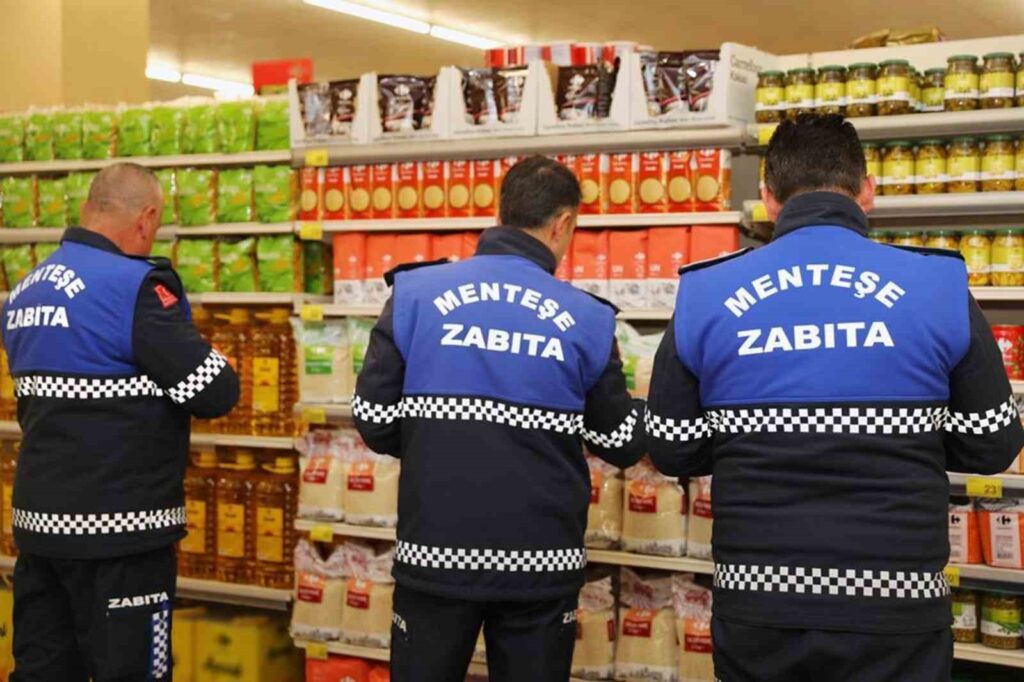 Menteşe Beledi̇yesi̇ Zabıta Eki̇pleri̇nden Zi̇nci̇r Marketlere Deneti̇m