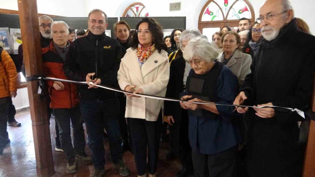 Menteşede Unutma Resi̇m Sergi̇si̇ İle Depremde Kaybedi̇lenler Anıldı