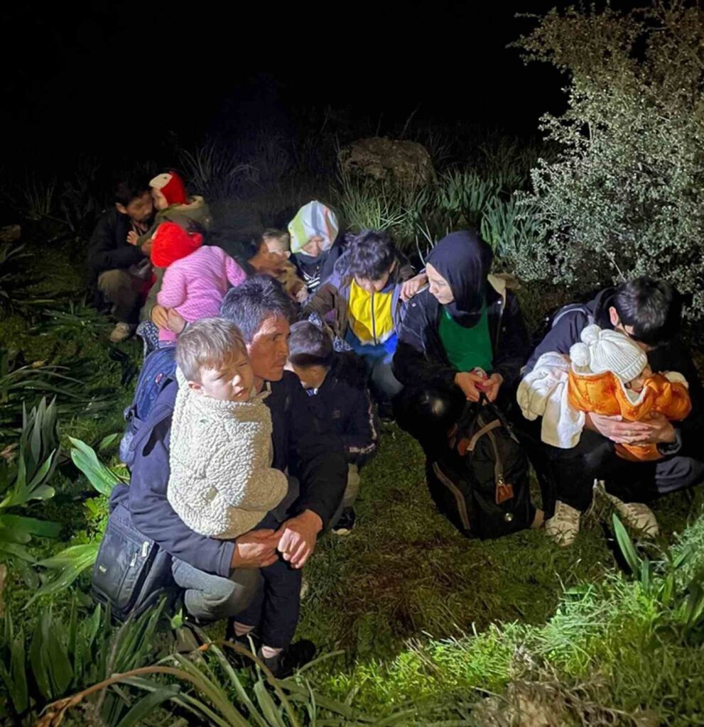Mi̇lasta 7Si̇ Çocuk 16 Düzensi̇z Göçmen Yakalandı
