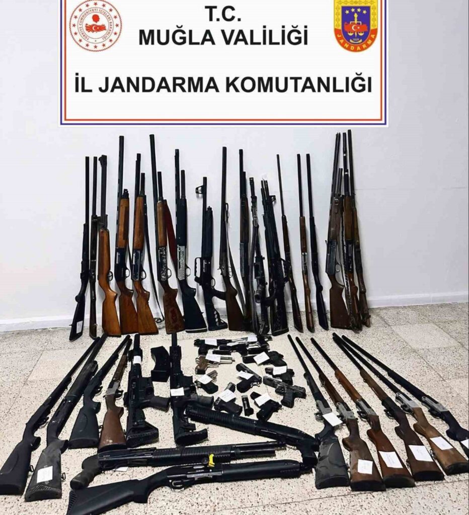 Çok Sayıda Tüfek ve Kurusıkı Tabanca Ele Geçi̇ri̇ldi̇
