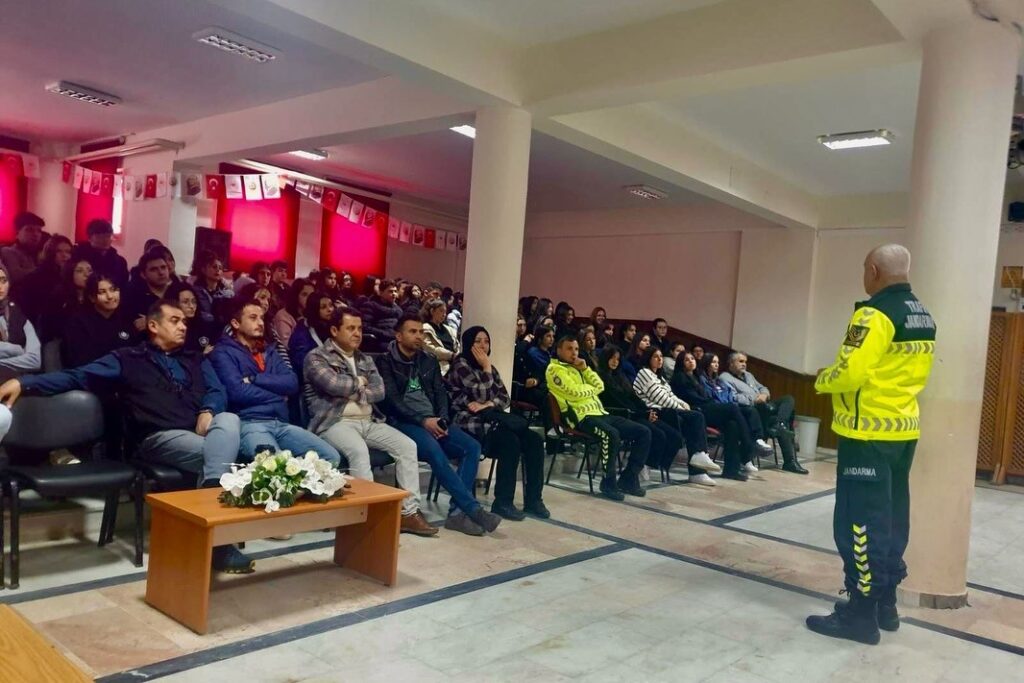 Muğlada Jandarma Eki̇pleri̇nden Öğrenci̇lere “Kaskın Kapalı, Yolun Açık Olsun” Eği̇ti̇mi̇