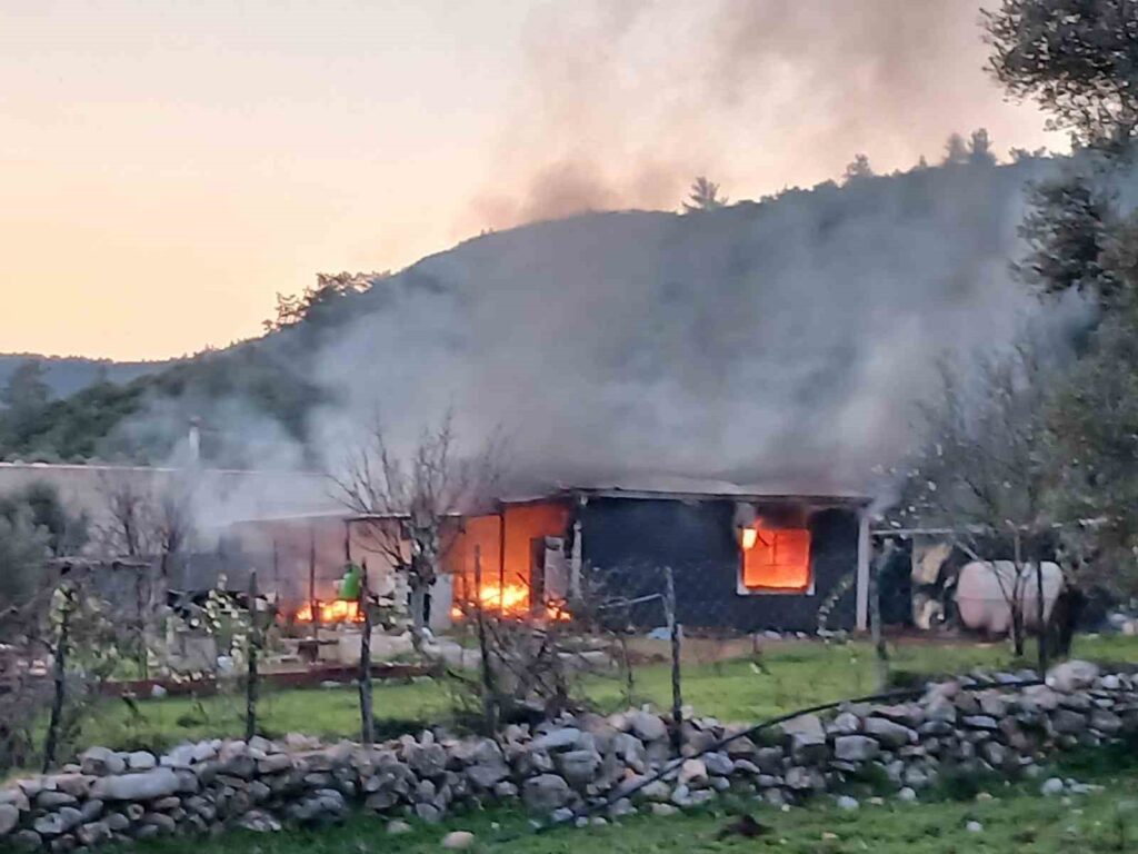 Prefabri̇k Ev Alevlere Tesli̇m Oldu 1 Yaralı