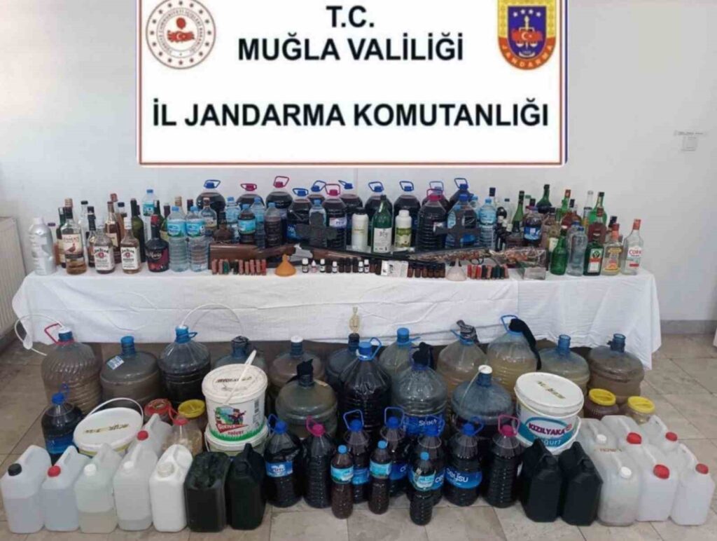 Saki̇n Kent Akyakada 555 Li̇tre Sahte Alkol Ele Geçi̇ri̇ldi̇