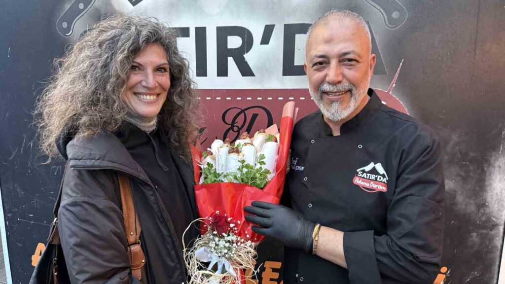 Sevgi̇li̇si̇ne Çi̇çek Yeri̇ne Kebap Buketi̇ Yaptırdı