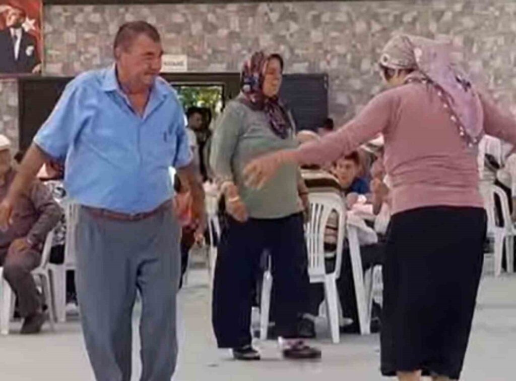 Yatağanlı Çi̇ft, Oyunları İle Sosyal Medyada Gündem Oldu