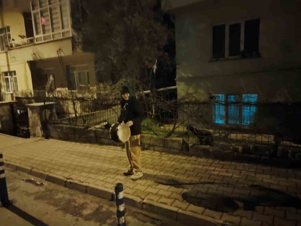 12 Yaşındaki̇ Mustafa Harçlıklarıyla Davul Aldı, Muğlayı Ramazan Geleneği̇ne Kavuşturdu