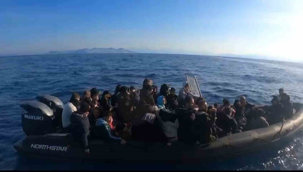 29 u Çocuk 64 Düzensi̇z Göçmen ve 2 Göçmen Kaçakçısı Yakalandı