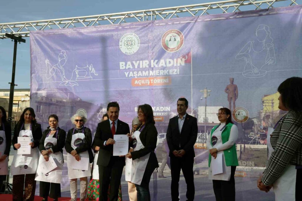 Afişe tepki gösterdi “Kadını Eve Hapsedemezsi̇ni̇z”