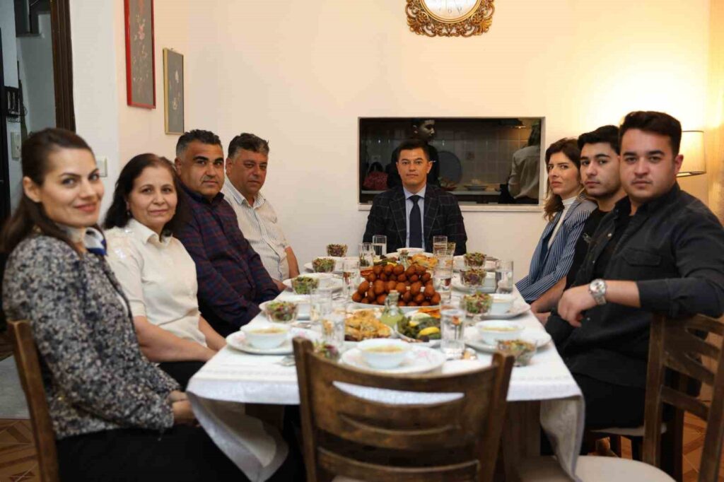 Başkan Ünlü, İftar Yemeği̇ Daveti̇ni̇ Kırmadı