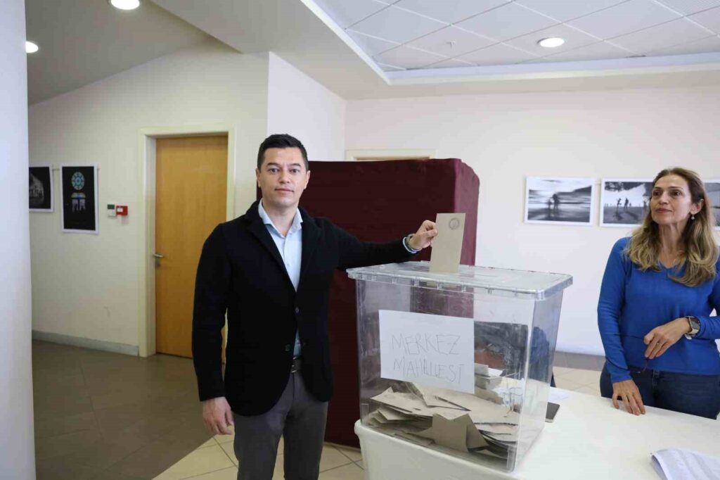 Başkan Ünlü Ön Seçi̇m İçi̇n Oyunu Kullandı