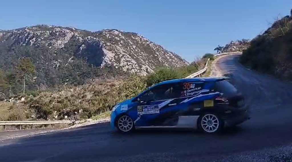 Ege Ralli̇si̇ Marmari̇si̇ İzleyen Gençler, Pi̇lotlara Tezahürat Yaptı