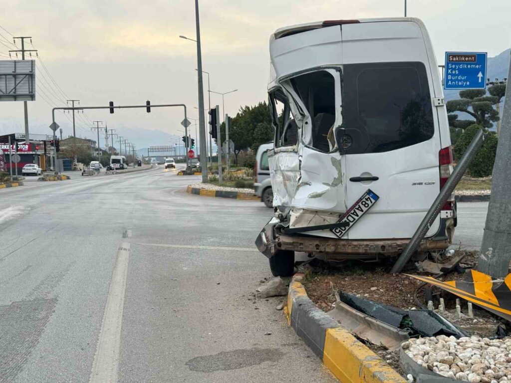 Fethi̇yede Servi̇s Mi̇ni̇büsü İle Kamyon Çarpıştı: 4 Yaralı