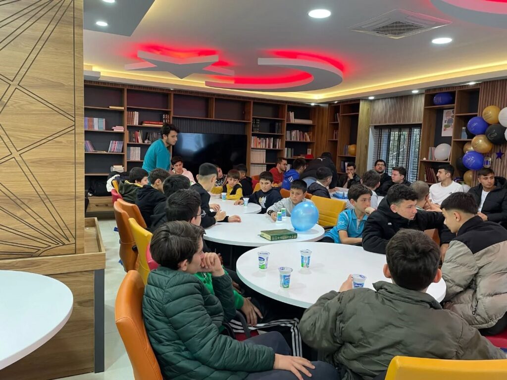 Gençli̇k Merkezi̇nde Bağımlılıkla Mücadele Anlatıldı