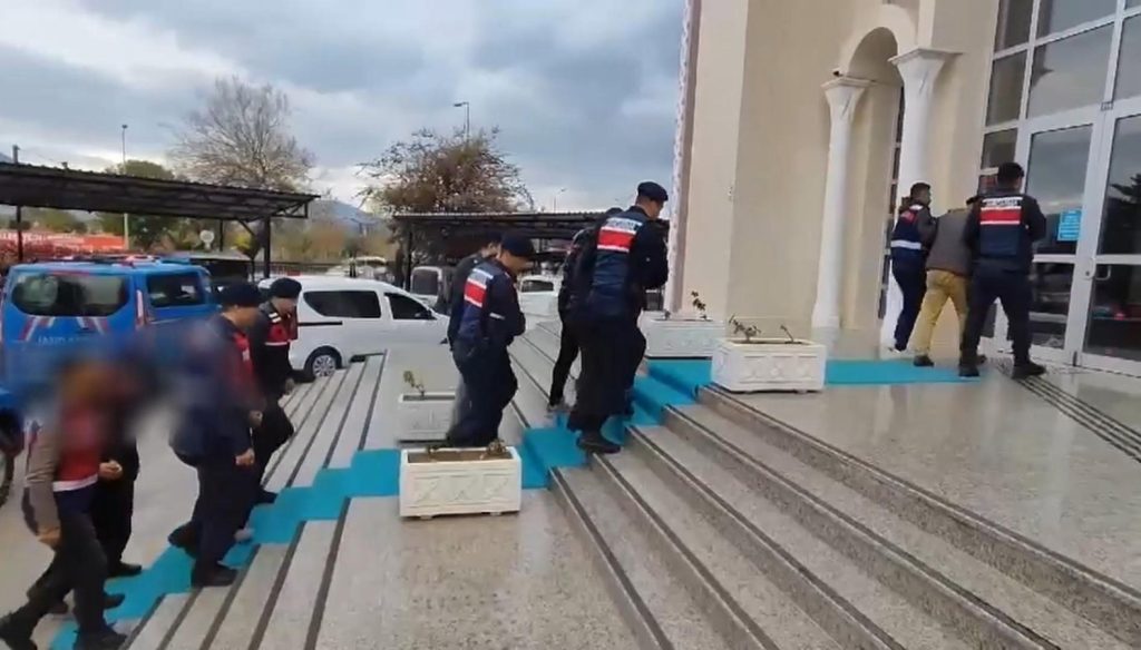 Gi̇zli̇ Tanıklar Ci̇nayeti̇ Aydınlattı