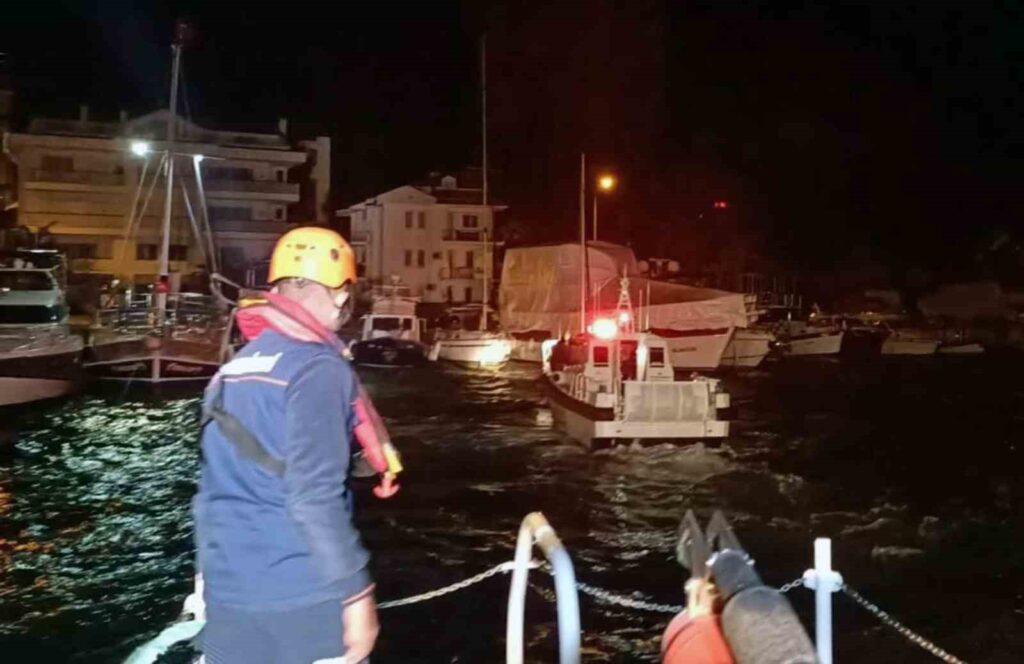 Sürüklenen Tekneyi̇ Kıyı Emni̇yet Eki̇pleri̇ Kurtardı