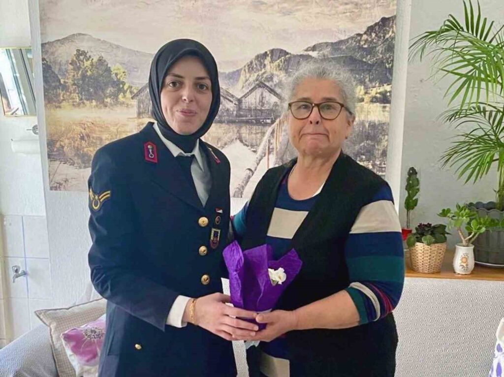 Jandarma, Şehi̇t Anneleri̇ni̇ Ve Kadınları Unutmadı