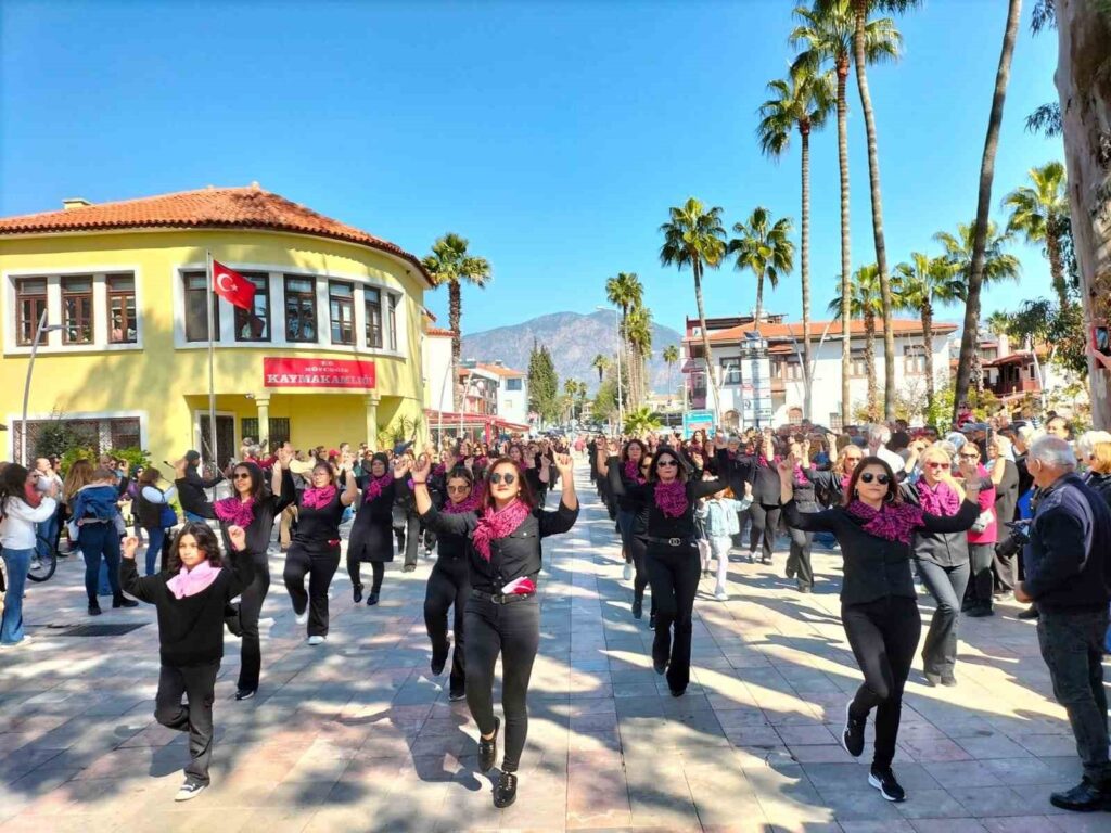 Köyceği̇zde 80 Kadından Harmandalı Gösteri̇si̇