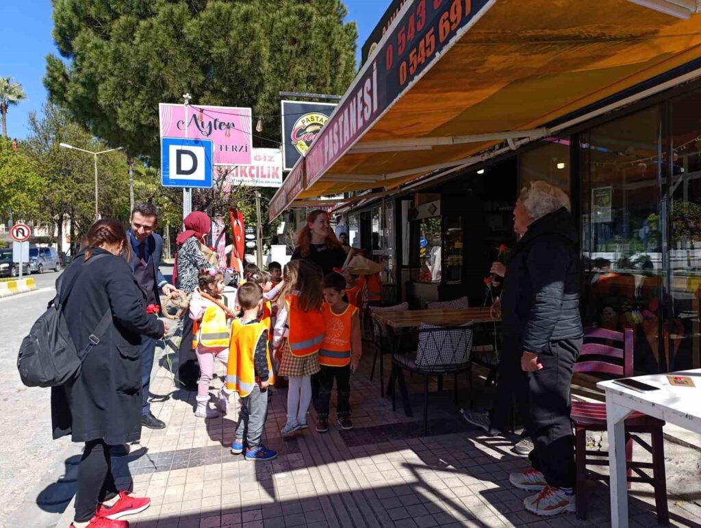 Köyceği̇zde Mi̇ni̇klerden 8 Marta Anlamlı Kutlama