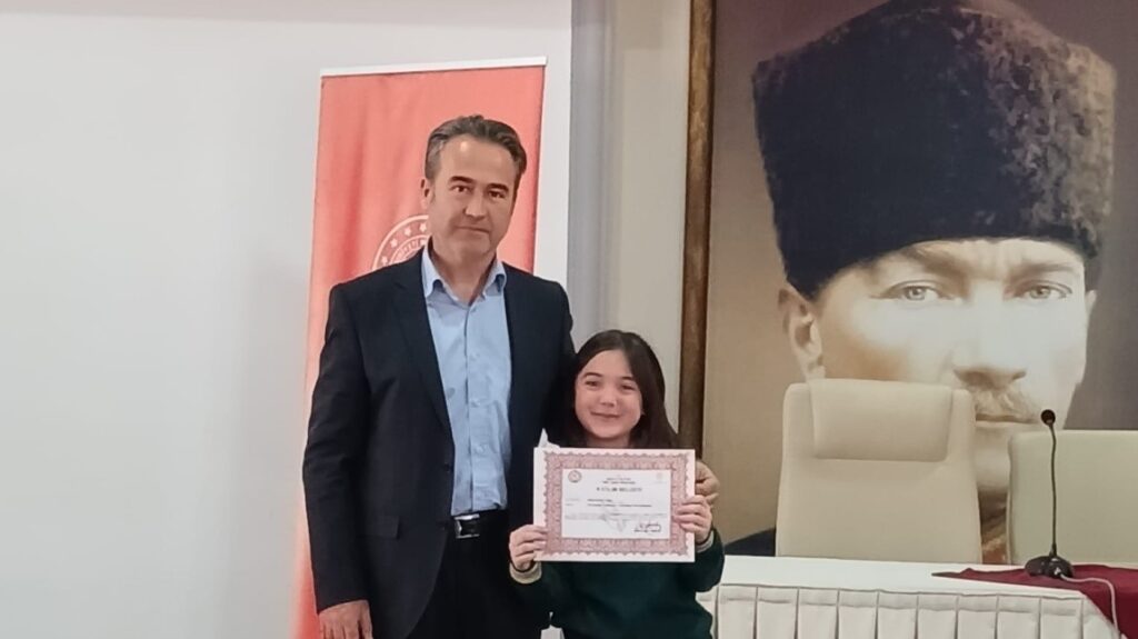 Köyceği̇zli̇ Eren, İsti̇klal Marşını Güzel Okuma Yarışmasında Bi̇ri̇nci̇ Oldu