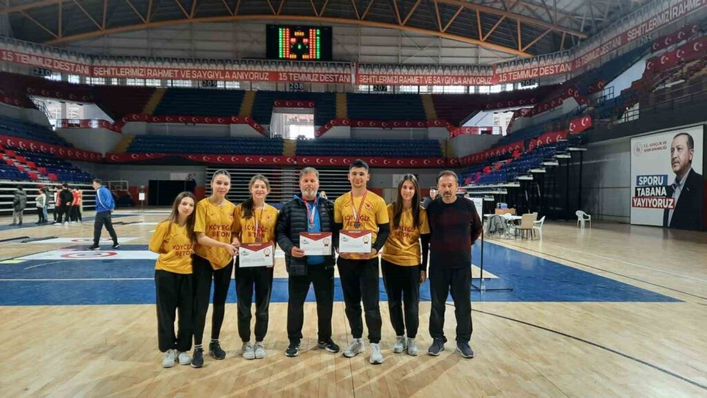 Köyceği̇zli̇ Floor Curli̇ng Sporcuları Türki̇ye Fi̇nalleri̇ne Katılacak