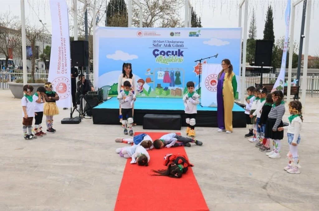 Köyceği̇zli̇ Mi̇ni̇klerden ‘Çılgın Çorap Defi̇lesi̇