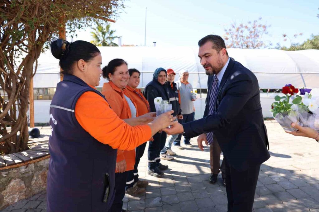 Marmari̇s Beledi̇yesi̇nde Kadın Personele 8 Mart Jesti̇