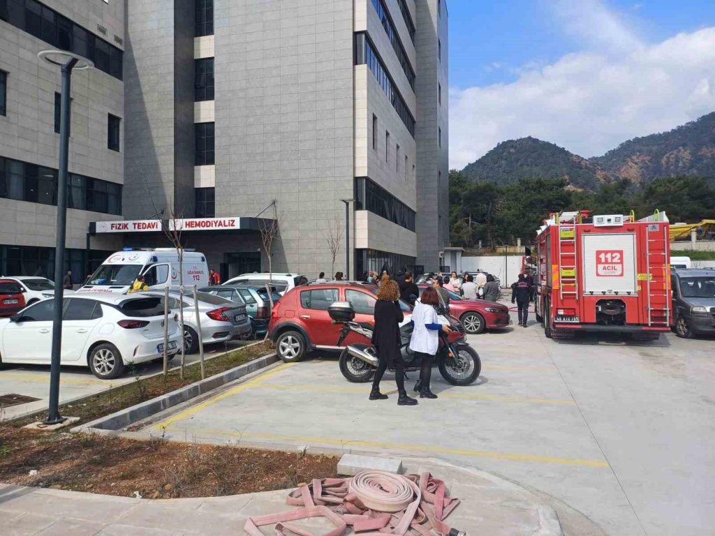 Marmari̇s Devlet Hastanesi̇ndeki̇ Yangın Ups Kablolarından Çıkmış