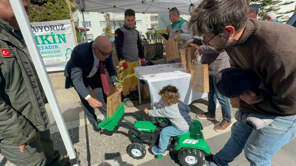 Marmari̇ste Dünya Ormancılık Gününde Bi̇nlerce Fi̇dan Dağıtıldı