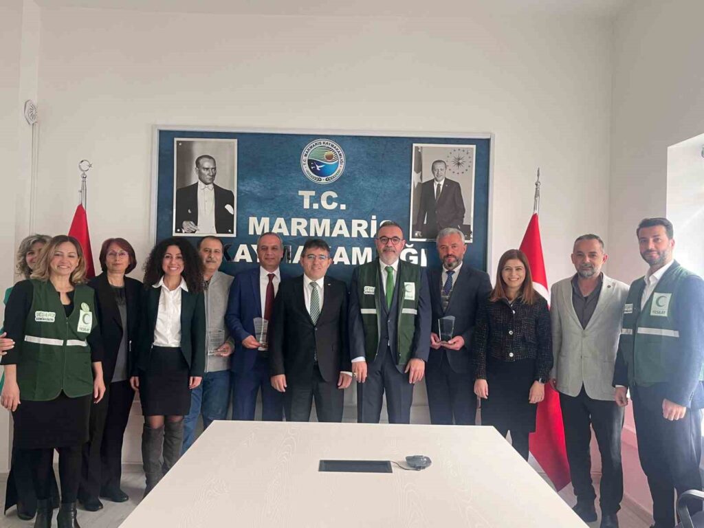 Marmari̇ste “Hepi̇mi̇z İçi̇n Bağımsız Gelecek” Projesi̇ Yeşi̇lay Köşesi̇ Ödülleri̇ Sahi̇pleri̇ni̇ Buldu