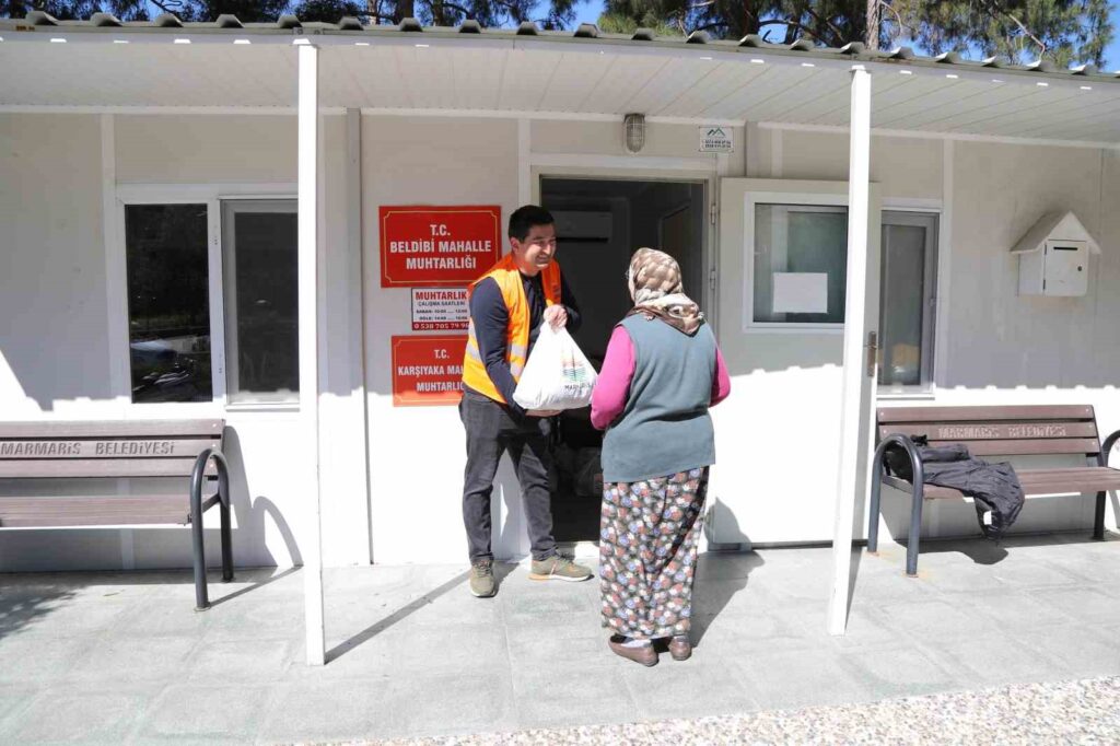 Marmari̇ste Ramazan Yardımı Yüzleri̇ Güldürüyor