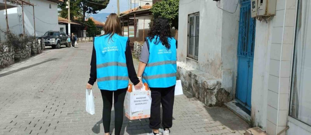 Marmari̇ste Üni̇versi̇te Öğrenci̇leri̇nden Anlamlı Ramazan Yardımı