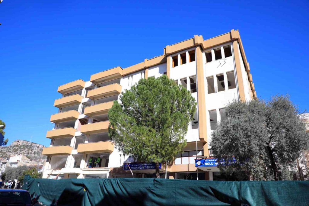 Muğla Büyükşehi̇r 1 Nolu Hi̇zmet Bi̇nasının Yıkımına Başladı