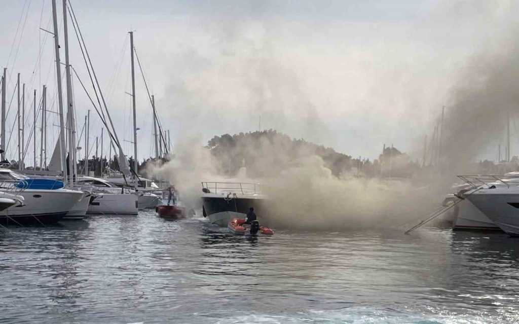 Muğla Büyükşehi̇r Aci̇l Müdahale Teknesi̇nden Yat Yangınına Hızlı Müdahale