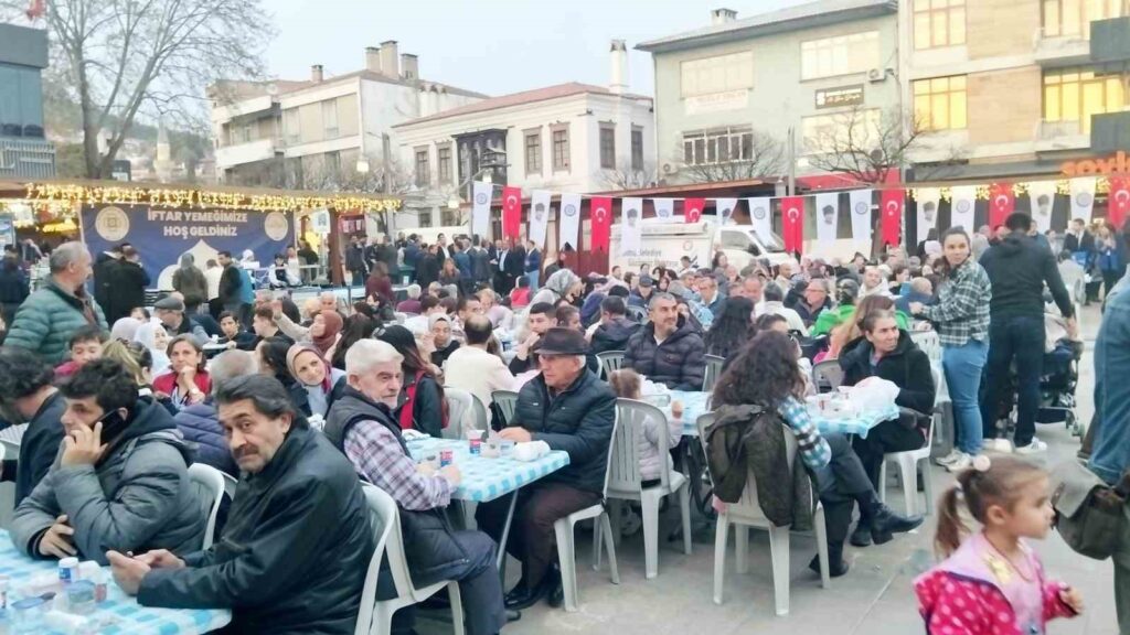 Muğla Büyükşehi̇r Beledi̇yesi̇nden Menteşede İftar Yemeği̇