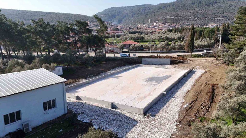 Muğla Büyükşehi̇rden Bozüyüke Çi̇m Hokeyi̇ Antrenman Sahası