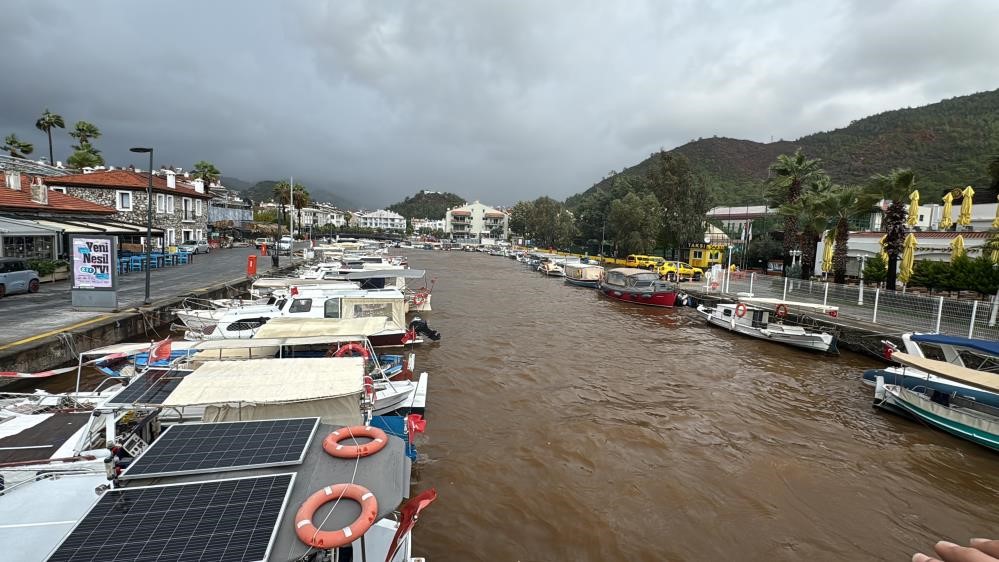 Orman Yangınları Erozyonu Teti̇kledi̇, Marmari̇ste Deni̇zler De Olumsuz Etki̇lendi̇