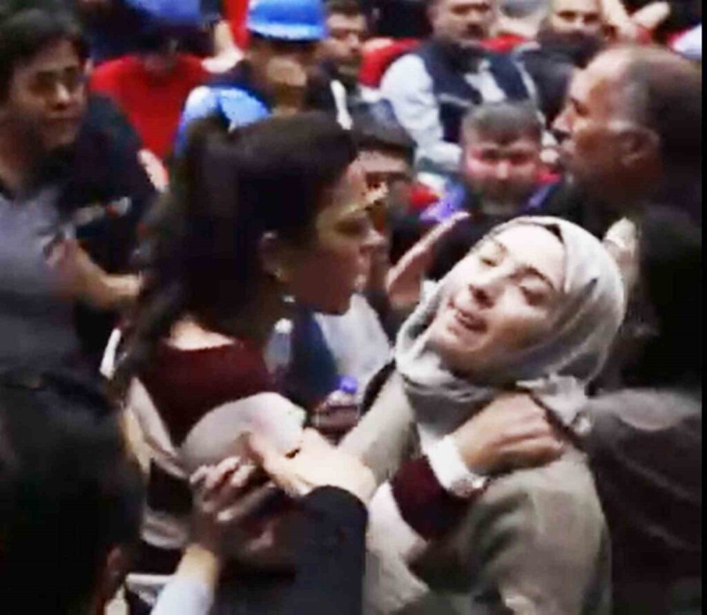 Sendi̇ka Üyesi̇ Kadın, Başörtülü Basın Mensubunun Boğazını Sıktı