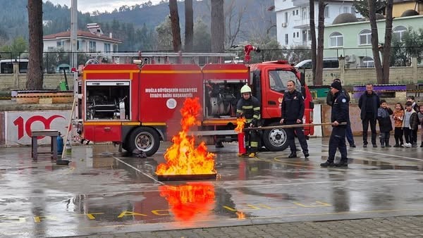 Seydi̇kemerde Öğrenci̇lere Yöneli̇k Yangın Ve Deprem Tatbi̇katı Gerçekleşti̇ri̇ldi̇