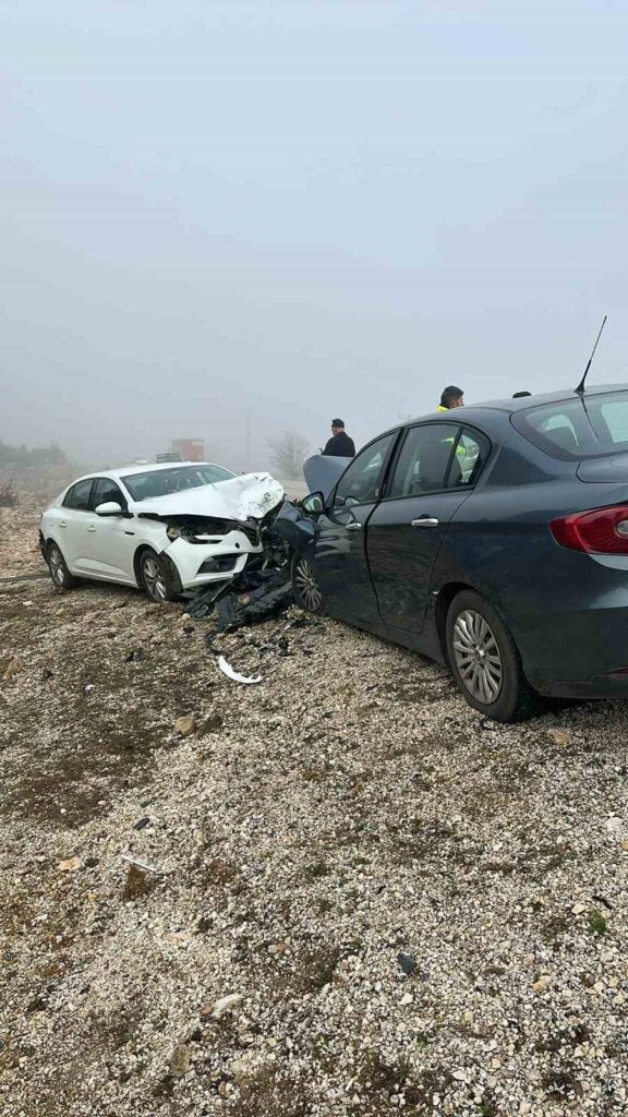 Seydi̇kemerde Otomobi̇ller Çarpıştı: 2 Yaralı