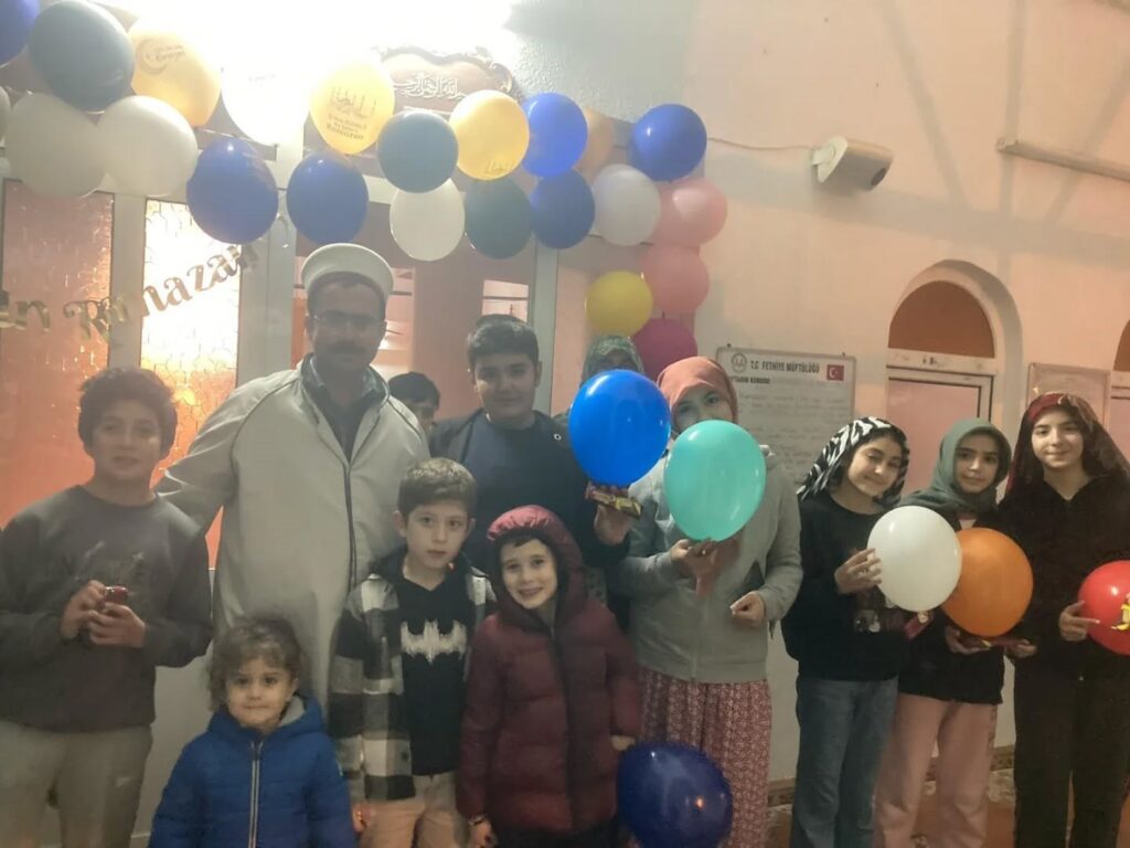 Teravi̇h Namazına Gelen Çocuklara Balon Ve İkram