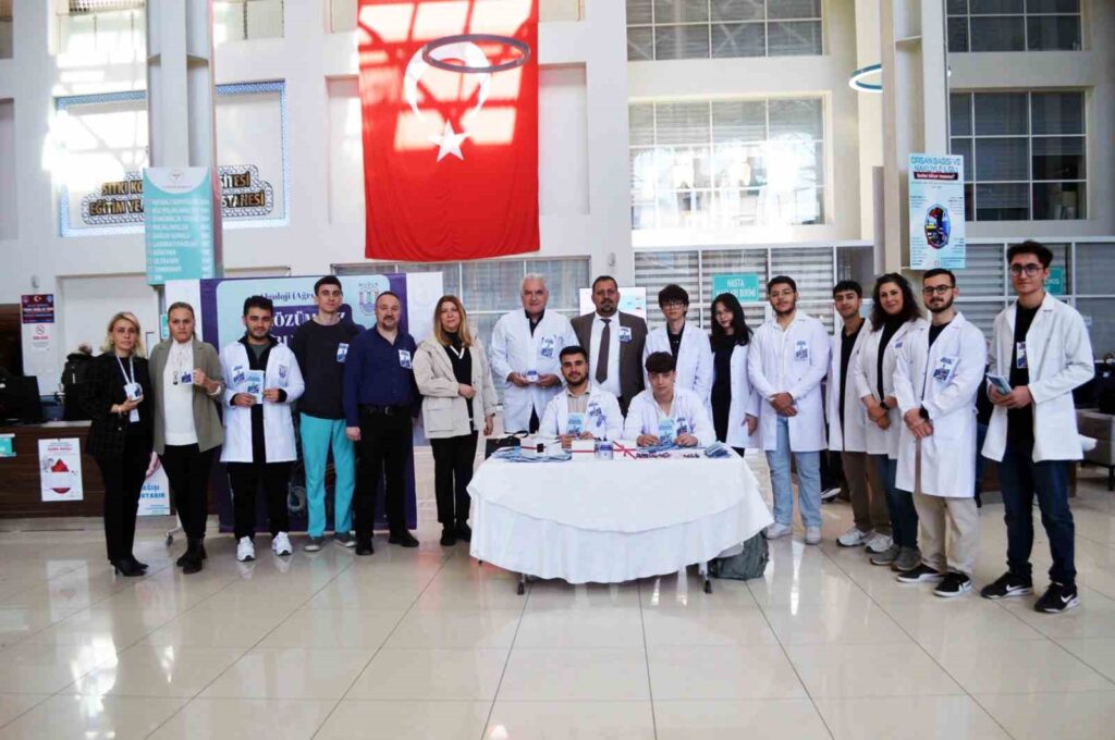 Tıp Fakültesi̇ Öğrenci̇leri̇nden Algoloji̇-Ağrı Bi̇li̇mi̇ Tanıtımı