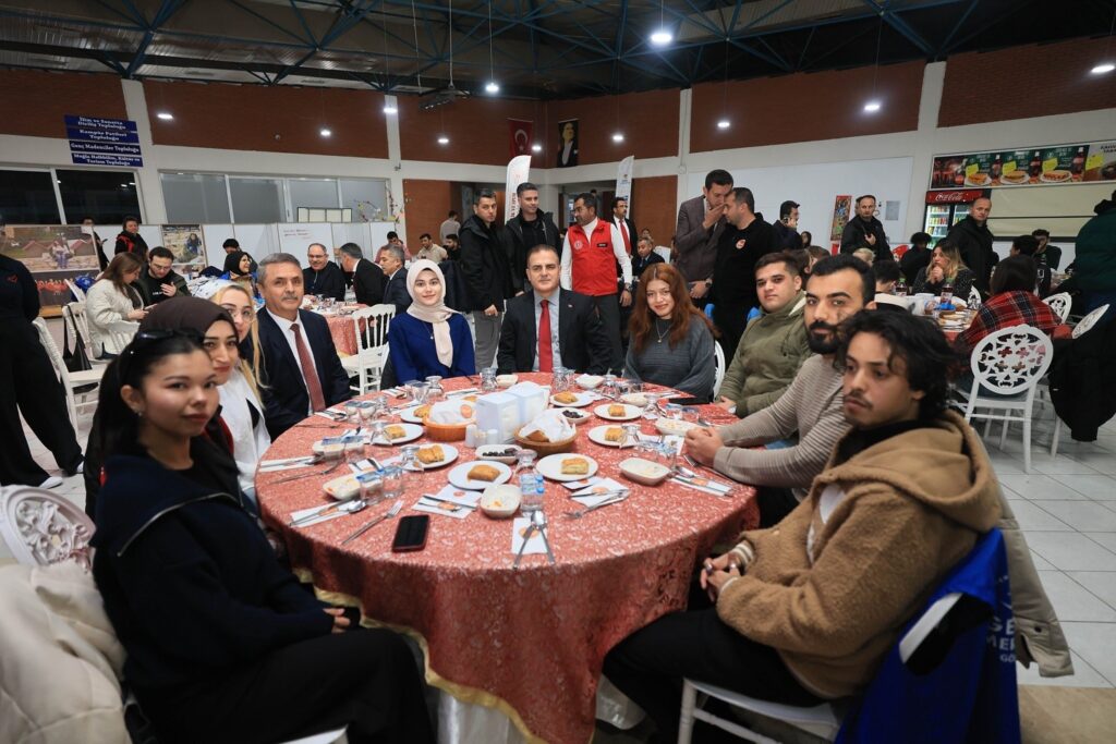 Vali̇ Akbıyık, Gençlerle İftar Programında Buluştu