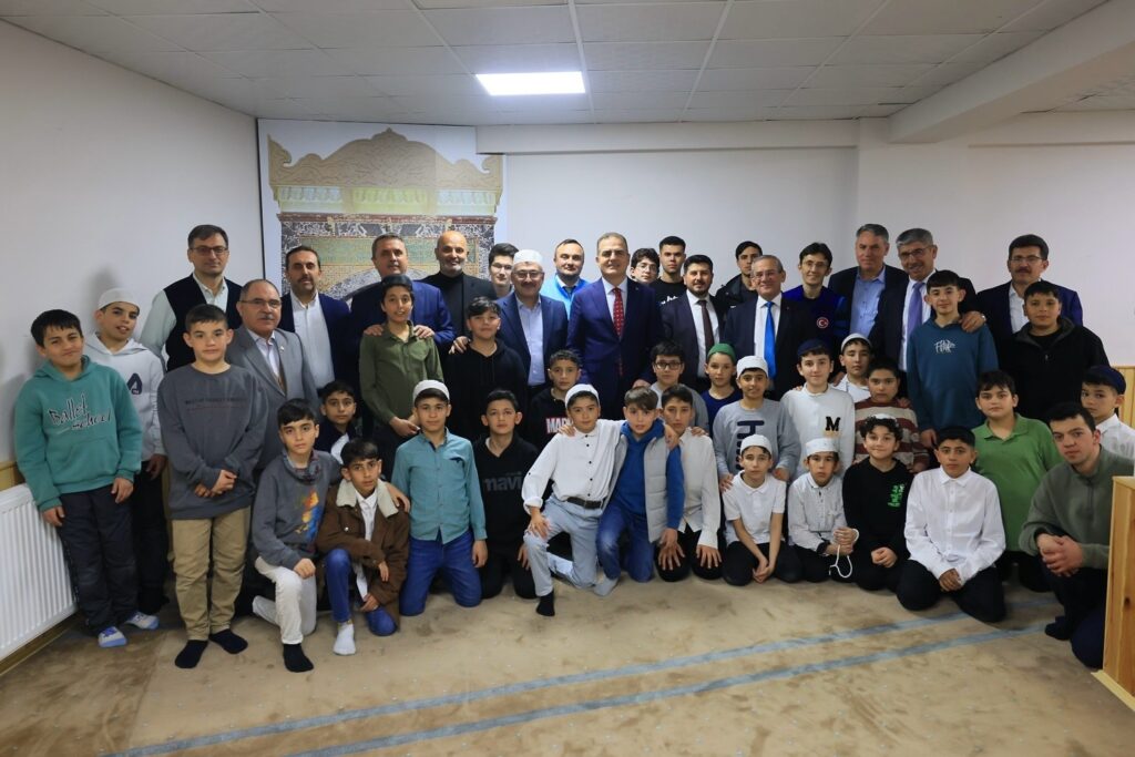 Vali̇ Akbıyık, Kuran Kursunda Öğrenci̇lerle İftar Programında Buluştu