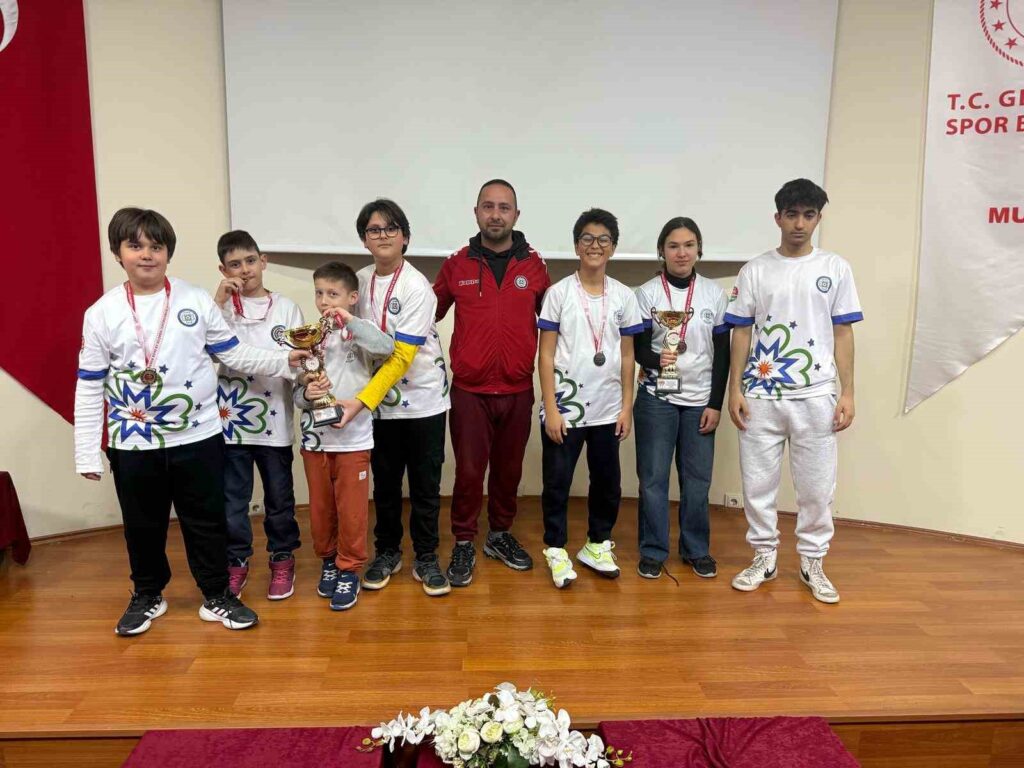 Büyükşehi̇r Sporcularından Satrançta Çi̇fte Başarı