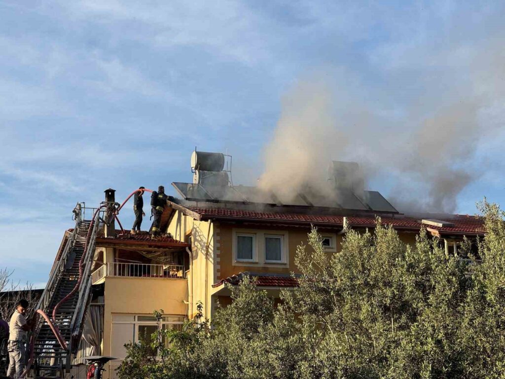 Çatıda Çıkan Yangın Evi̇ Sardı