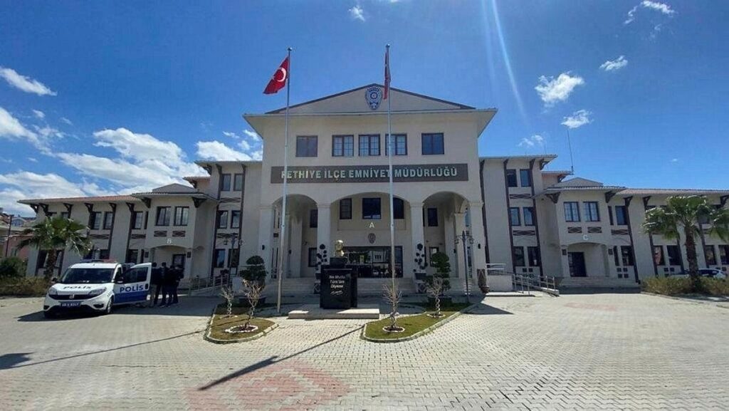 Fethi̇ye Merkezli̇ Göçmen Kaçakçılığı Operasyonu: 12 Şüpheli̇ Tutuklandı