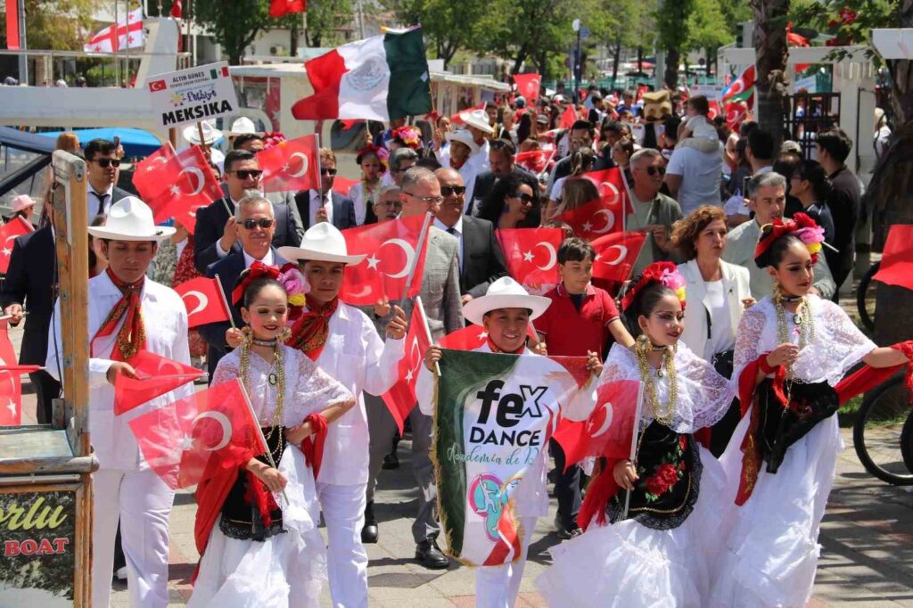 Fethi̇yede 23 Ni̇san Kortej Ve Şöleni̇ Büyük İlgi̇ Gördü