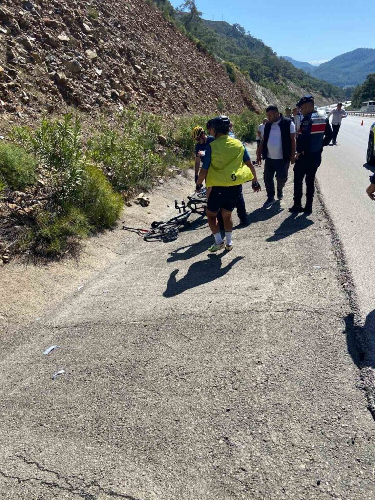 Fethi̇yede Otomobi̇l Bi̇si̇kletli̇ Gruba Çarptı: 3 Yaralı